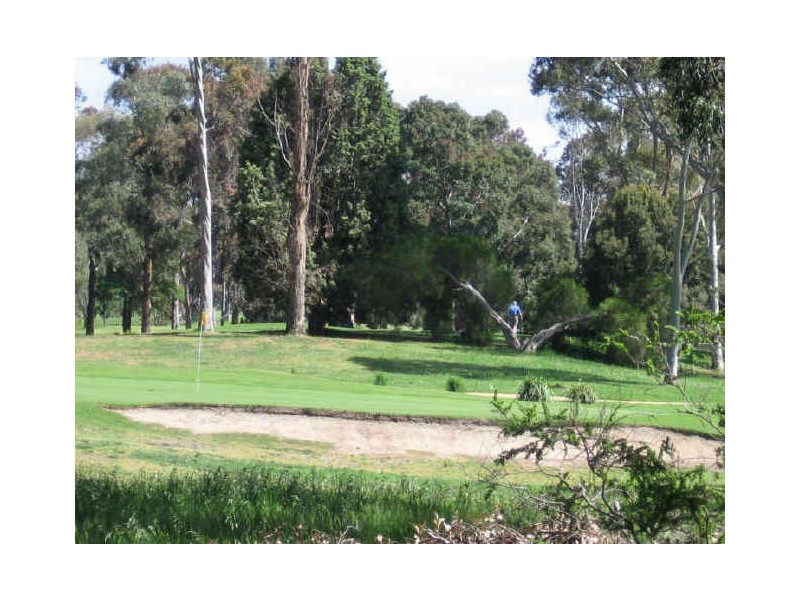 8 Lochgreen View, Cranbourne VIC 3977