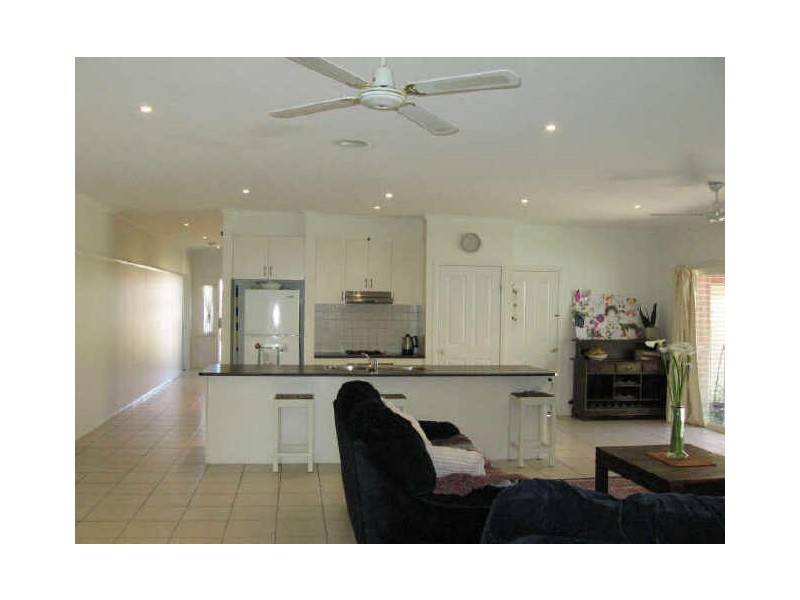 8 Lochgreen View, Cranbourne VIC 3977