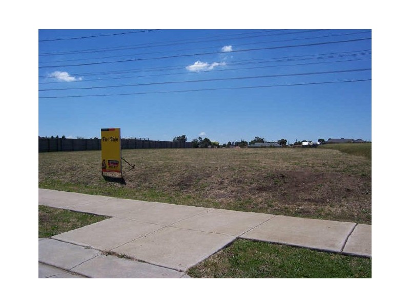 82 Scarborough Avenue, Cranbourne VIC 3977