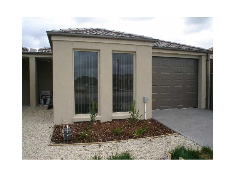 2/862 Greenaway Terrace, Cranbourne East VIC 3977