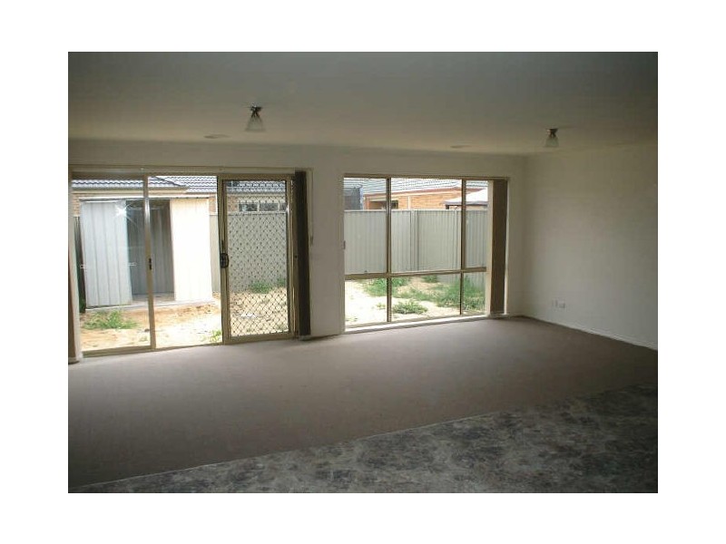 2/862 Greenaway Terrace, Cranbourne East VIC 3977