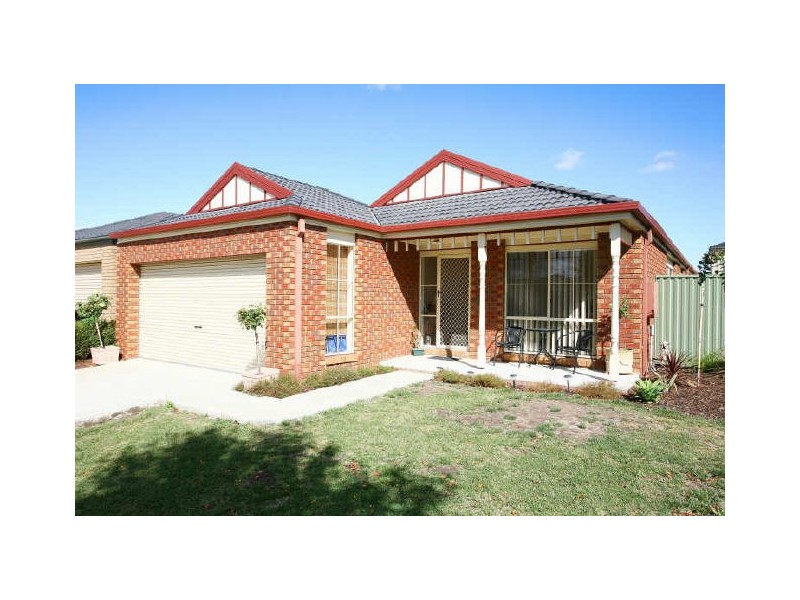 10 Horsham Drive, Cranbourne East VIC 3977