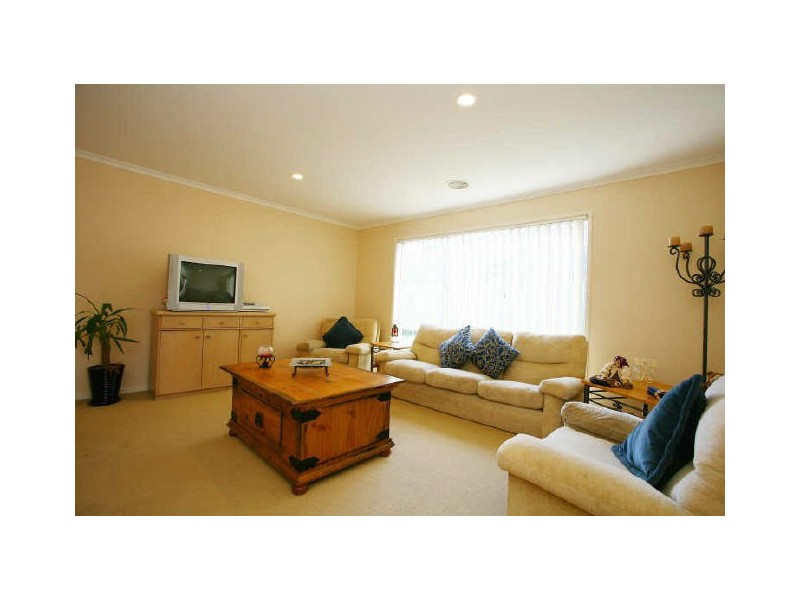 10 Horsham Drive, Cranbourne East VIC 3977