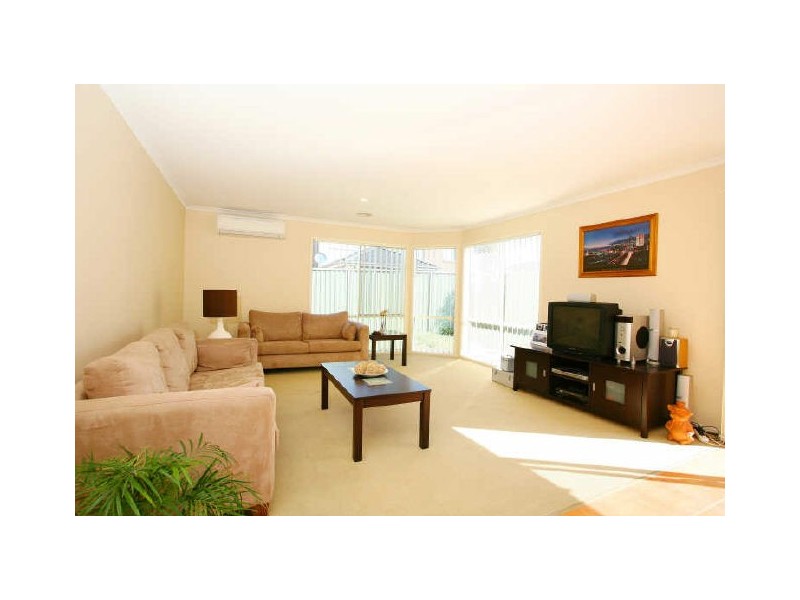 10 Horsham Drive, Cranbourne East VIC 3977