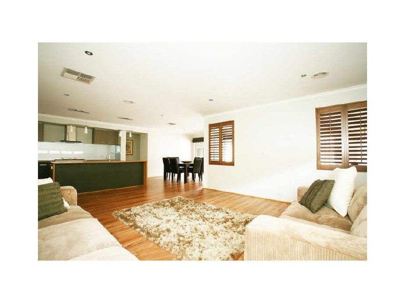 14 Barnby Grove, Cranbourne East VIC 3977