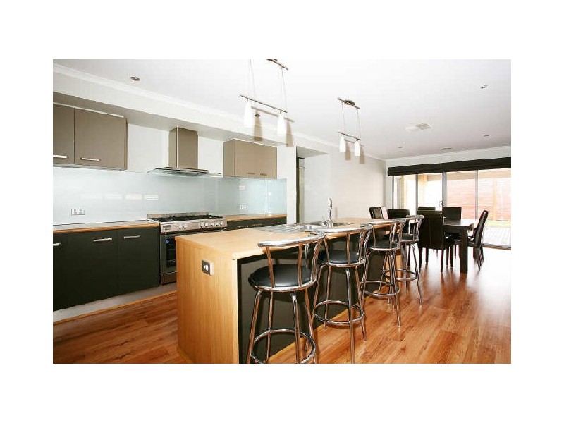 14 Barnby Grove, Cranbourne East VIC 3977