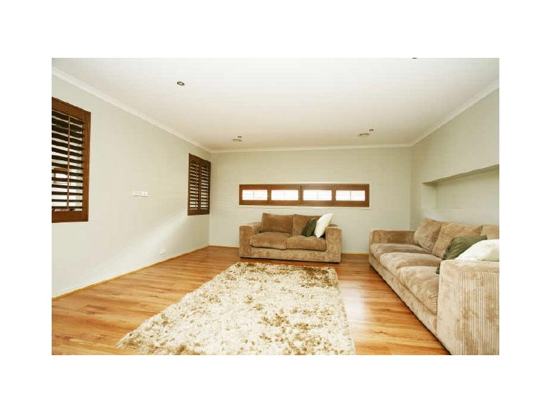 14 Barnby Grove, Cranbourne East VIC 3977