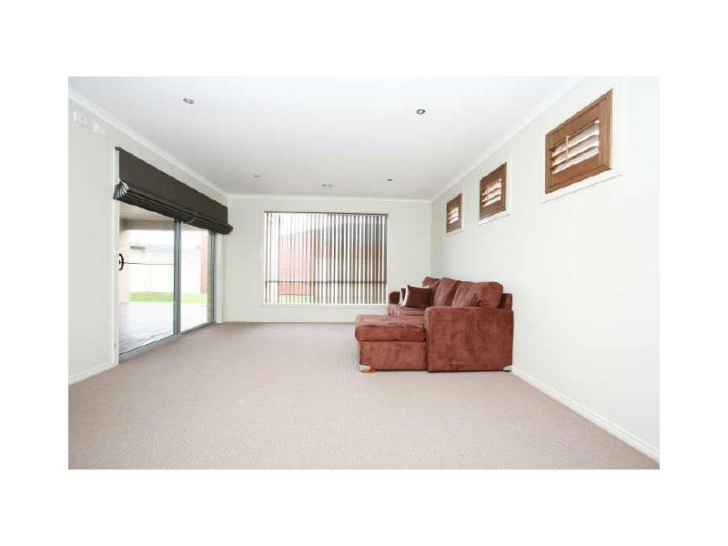 14 Barnby Grove, Cranbourne East VIC 3977