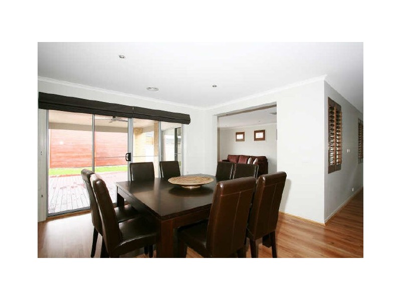 14 Barnby Grove, Cranbourne East VIC 3977