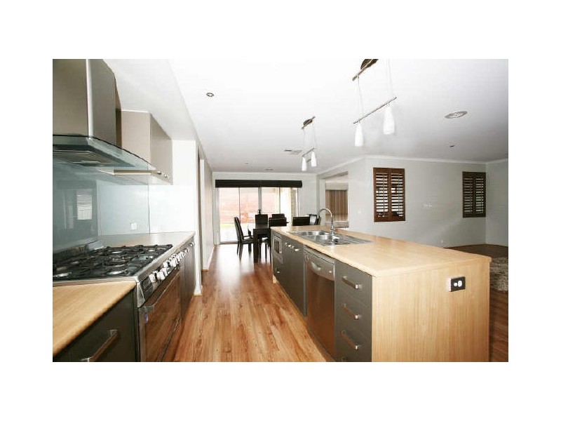 14 Barnby Grove, Cranbourne East VIC 3977