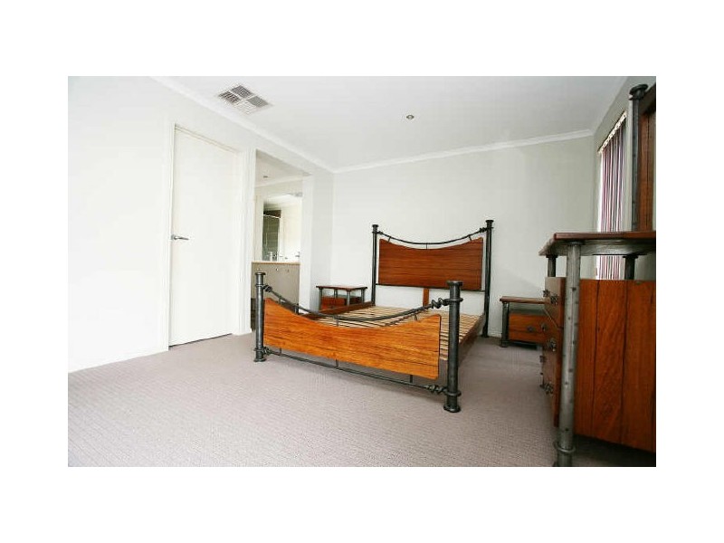 14 Barnby Grove, Cranbourne East VIC 3977