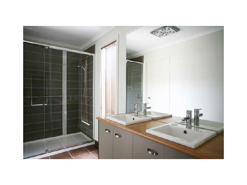 14 Barnby Grove, Cranbourne East VIC 3977