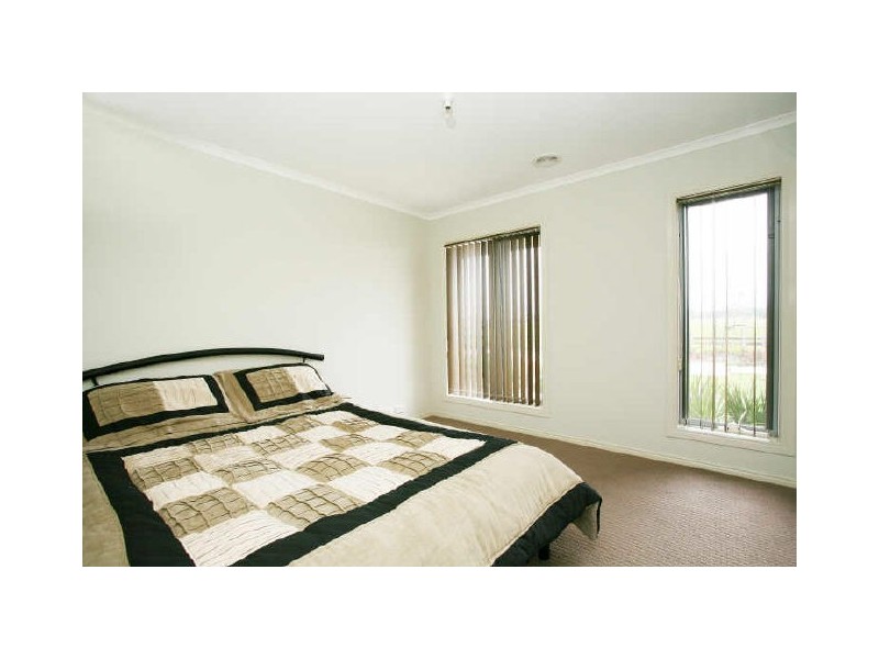 14 Barnby Grove, Cranbourne East VIC 3977