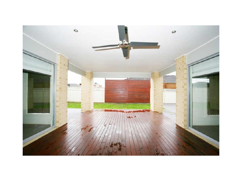 14 Barnby Grove, Cranbourne East VIC 3977