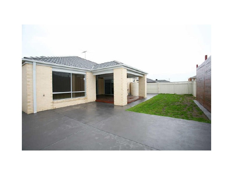 14 Barnby Grove, Cranbourne East VIC 3977