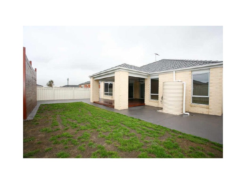 14 Barnby Grove, Cranbourne East VIC 3977