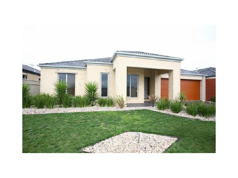 14 Barnby Grove, Cranbourne East VIC 3977