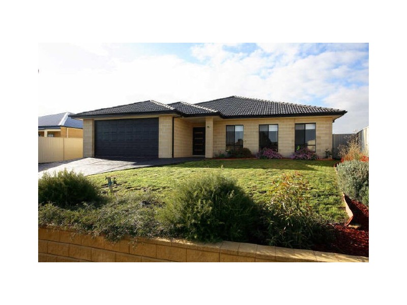 70 Scotsdale Drive, Cranbourne East VIC 3977