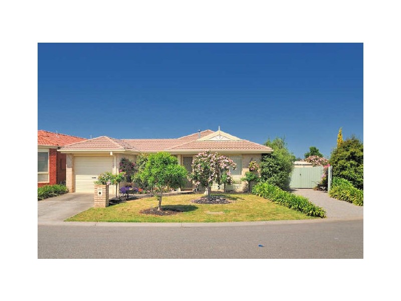 13 Cambridge Close, Cranbourne East VIC 3977