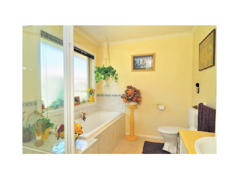 13 Cambridge Close, Cranbourne East VIC 3977