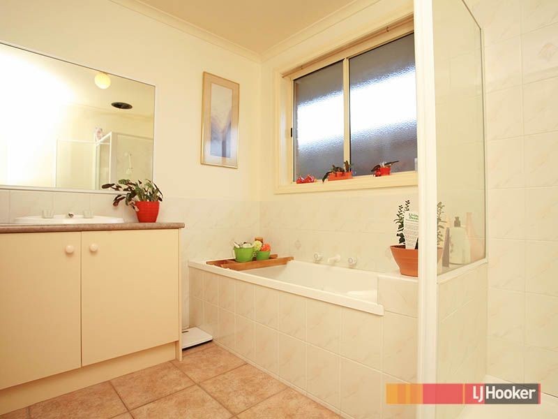 8 Cirai Crescent, Cranbourne VIC 3977