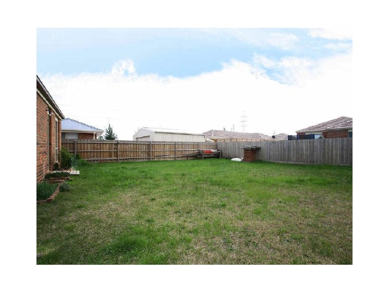 8 Faith Court, Cranbourne VIC 3977