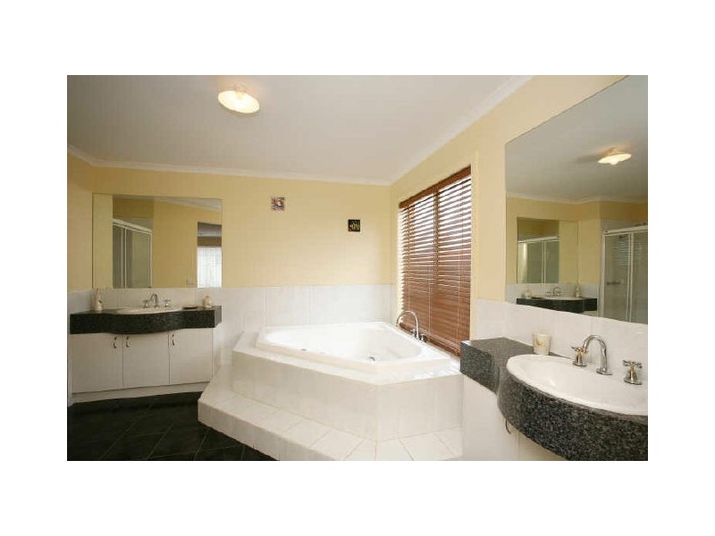 20 Gatehouse Parade, Cranbourne VIC 3977