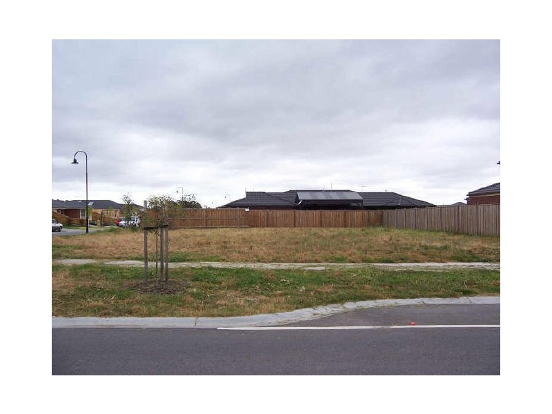 35 Yorkshire Drive, Cranbourne North VIC 3977