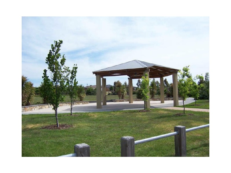 35 Yorkshire Drive, Cranbourne North VIC 3977