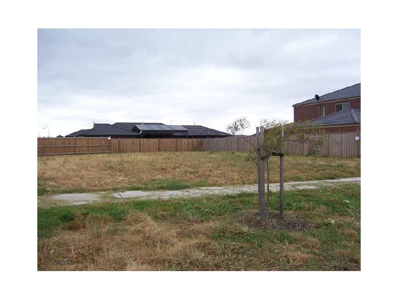 35 Yorkshire Drive, Cranbourne North VIC 3977