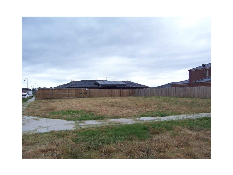 35 Yorkshire Drive, Cranbourne North VIC 3977