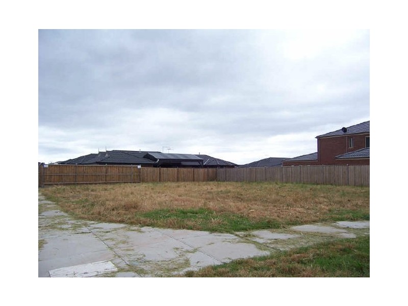 35 Yorkshire Drive, Cranbourne North VIC 3977