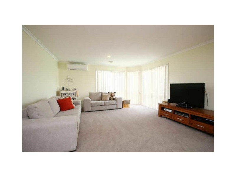 10 Horsham Drive, Cranbourne East VIC 3977