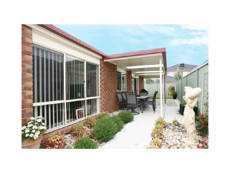 10 Horsham Drive, Cranbourne East VIC 3977