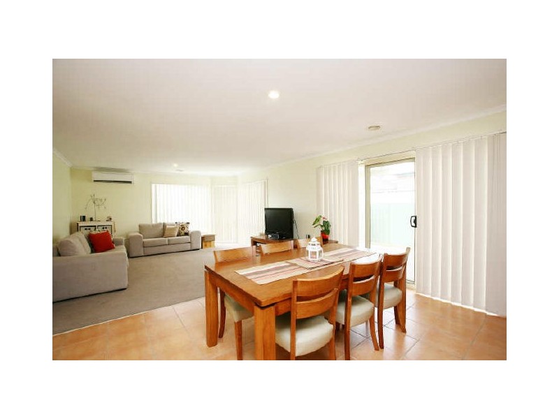 10 Horsham Drive, Cranbourne East VIC 3977