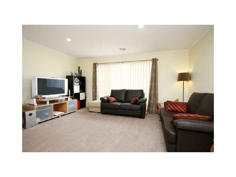10 Horsham Drive, Cranbourne East VIC 3977