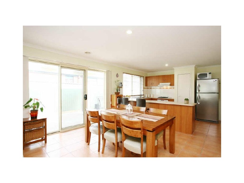 10 Horsham Drive, Cranbourne East VIC 3977
