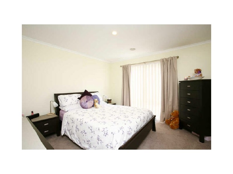 10 Horsham Drive, Cranbourne East VIC 3977