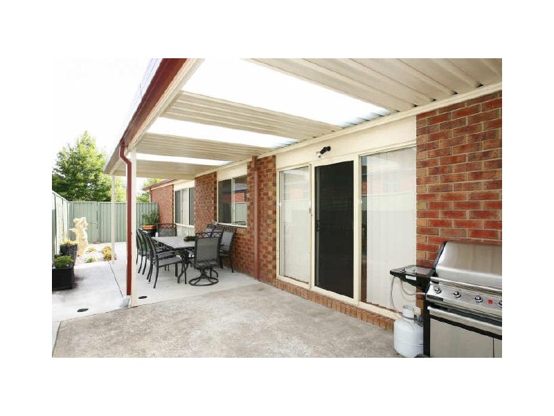 10 Horsham Drive, Cranbourne East VIC 3977