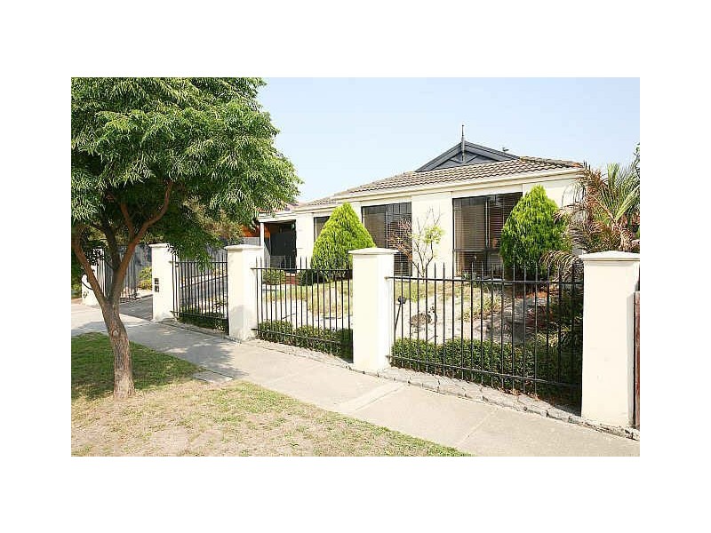 54 Broome Crescent, Cranbourne North VIC 3977