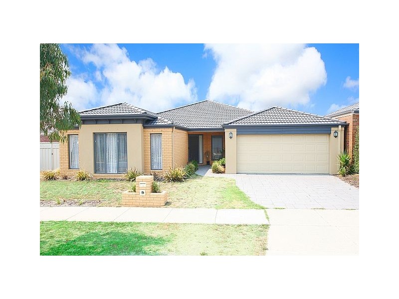 10 Thenford Close, Cranbourne East VIC 3977