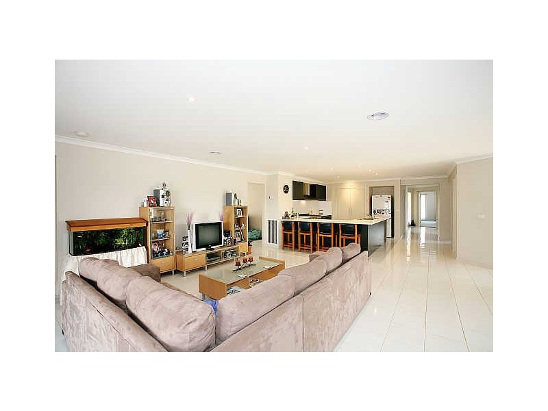 10 Thenford Close, Cranbourne East VIC 3977