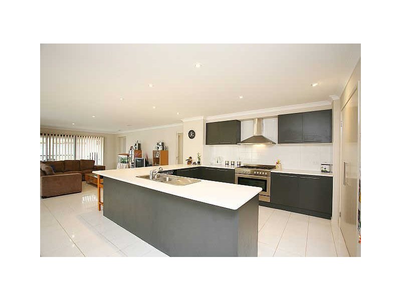 10 Thenford Close, Cranbourne East VIC 3977