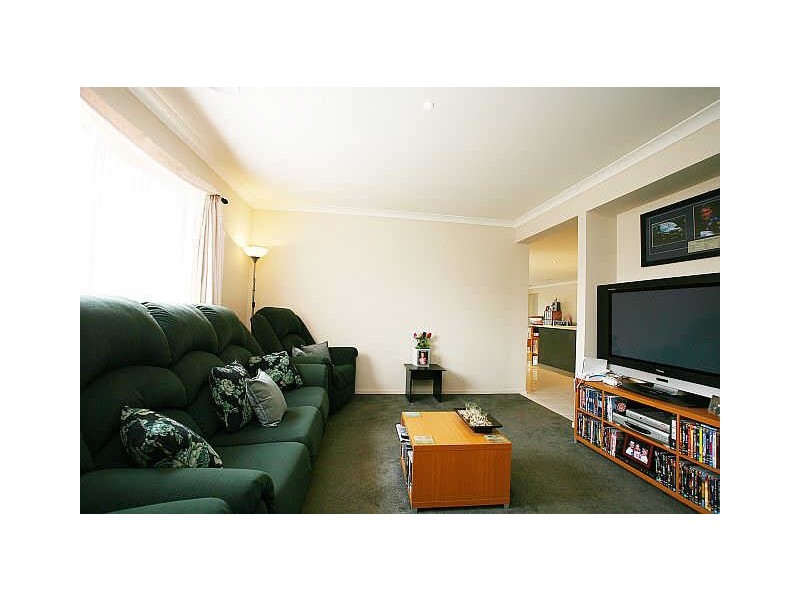 10 Thenford Close, Cranbourne East VIC 3977