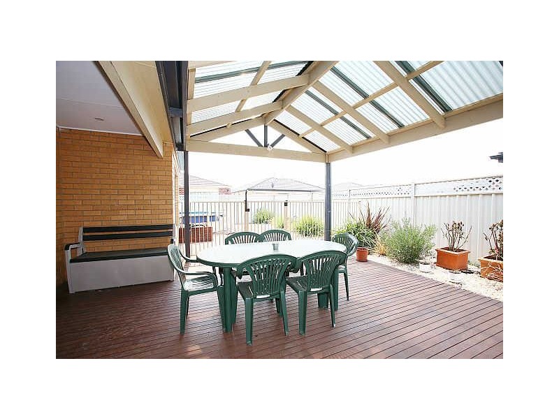 10 Thenford Close, Cranbourne East VIC 3977