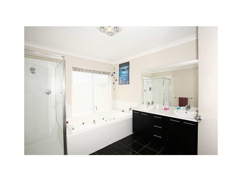 10 Thenford Close, Cranbourne East VIC 3977