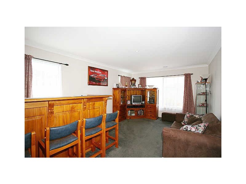 10 Thenford Close, Cranbourne East VIC 3977