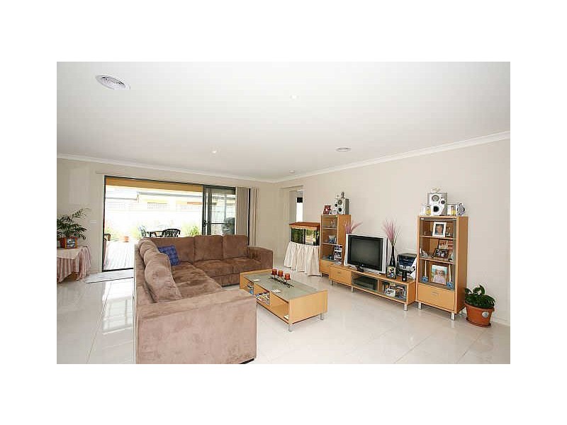 10 Thenford Close, Cranbourne East VIC 3977