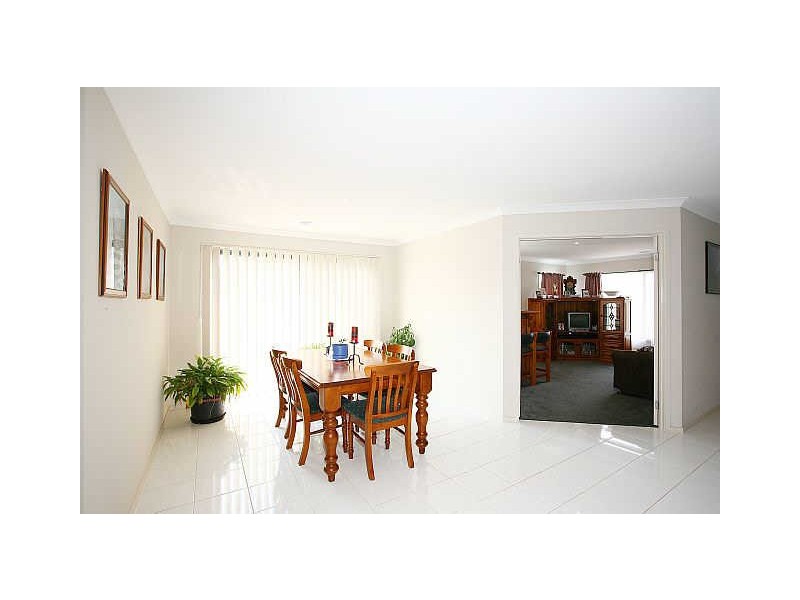 10 Thenford Close, Cranbourne East VIC 3977