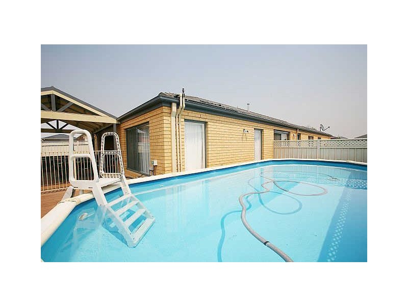 10 Thenford Close, Cranbourne East VIC 3977